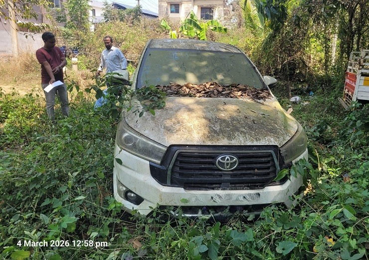 TOYOTA INNOVA CRYSTA WHITE PEARL CRYSTAL
