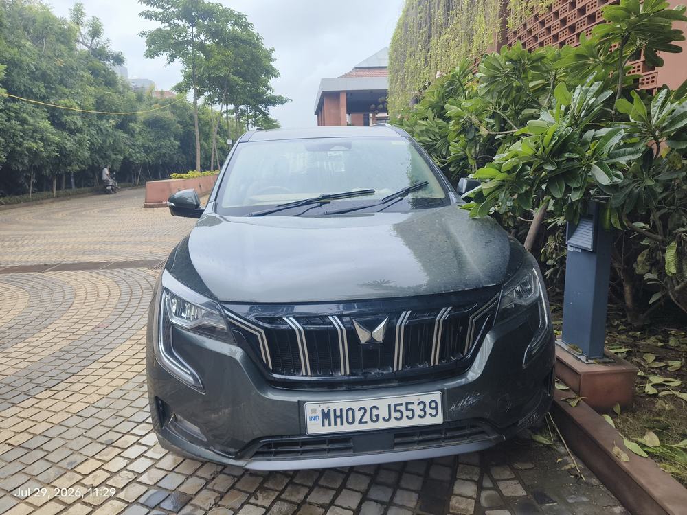 MAHINDRA XUV700  AX7 AT 7 STR BS6