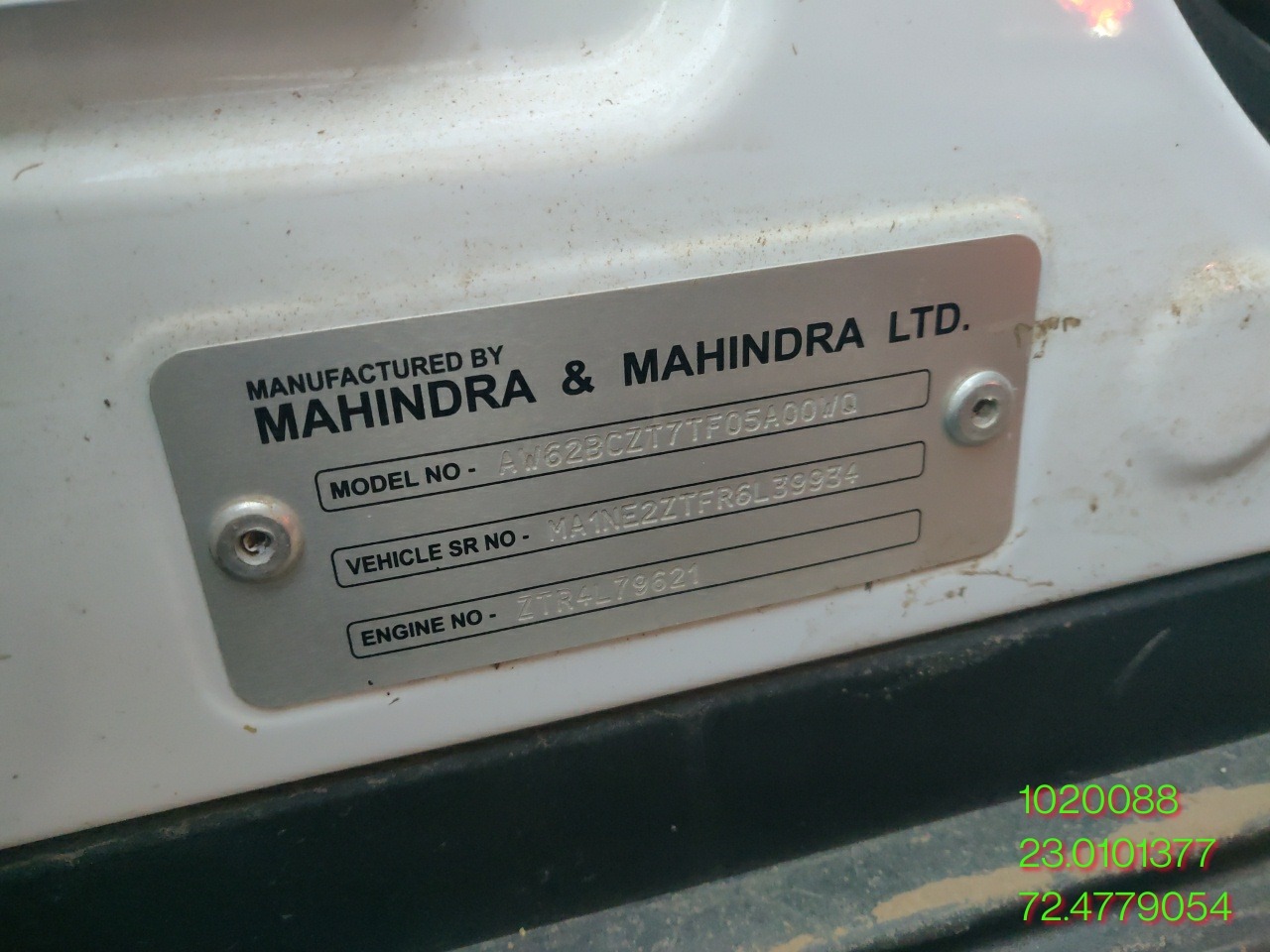 M M XUV 700 AX7 AT